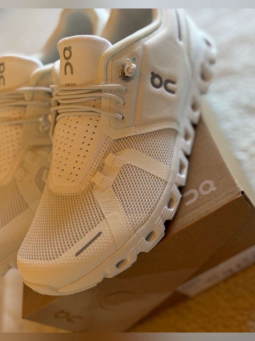 ON CLOUD 5 WOMENS NWT SIZE 10.5
